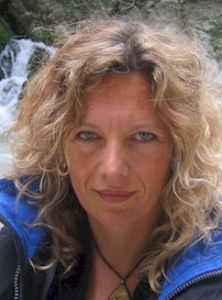 Sonja am Fluss.jpg (37638 Byte)